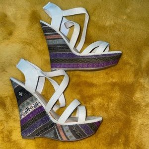 Chic white wedges with patterned heel ~ size 7.5